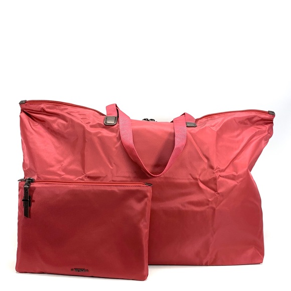 tumi travel tote
